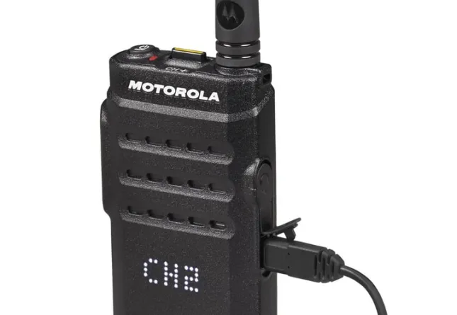 product-radio-MOTOTRBO-SL-Glbl-Commercial-disp-charging-reed